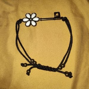 White daisy flower pull bracelet
